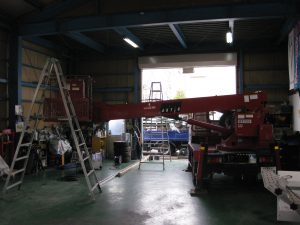 高所作業車を用いたビニールカーテン工事