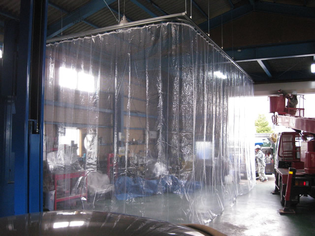高所作業車を用いたビニールカーテン工事の画像8