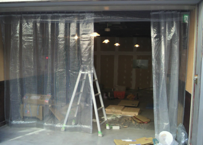 店舗出入り口のカーテン間仕切工事の画像3