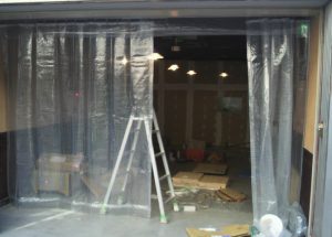 店舗出入り口のカーテン間仕切工事