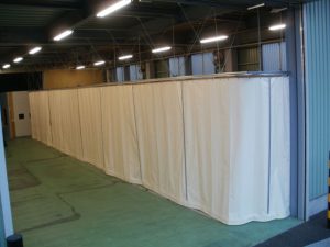 倉庫内にカーテン間仕切工事